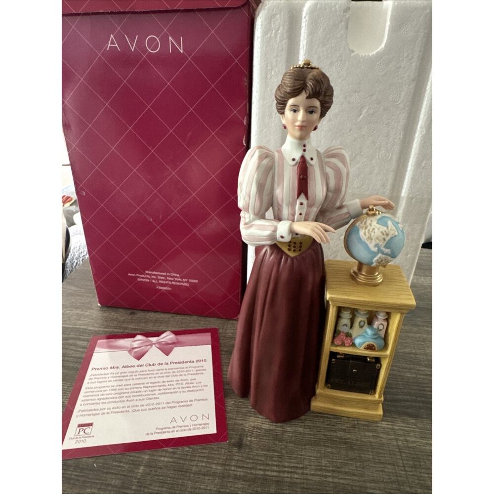 2010 Avon Presidents Club Mrs Albee Award Figurine In Box 10" Porcelain